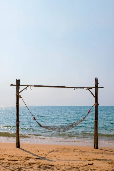 Hamac romantique et confortable sur la plage tropicale au bord de la mer. Paysage marin paisible. Détendez-vous, concept de voyage, voyage . — Photo