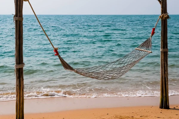 Романтичний затишний гамак на тропічному пляжі біля моря. Спокійне море. Розслабтеся, концепція подорожей, подорожі . — стокове фото