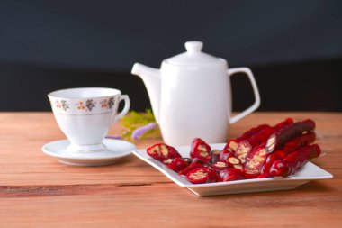 Lezzetli oryantal tatlılar. Kafkasya usulü leziz kilise kilisesi - Gürcü fındık ikramı. Bir bardak çay ve çaydanlıkla servis edilir..