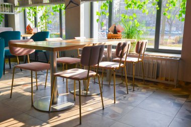 Bir restoranın içi, birkaç renkli modern tasarım, turuncu ve mavi. İç tasarım kavramı.