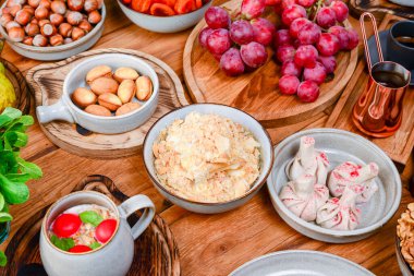 Geleneksel Gürcistan tatlıları ve tatlıları. Baklava, nakhini, khinkali, matzoon, church chkhela, shotis puri veya shot