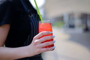 El ele tutuşup smoothie shake kokteyli içeriz. Kırmızı sağlıklı smoothie içmek. Mevsimlik kokteyl.