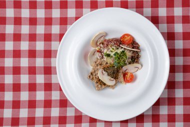 Izgara et, domates, kraker ve çiğ mantarla süslenmiş kuzu eti. Et salatası..