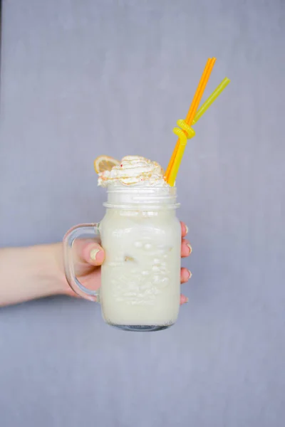 Menina segurando caramelo marshmallow doce milk shake cocktail com chantilly, biscoitos, waffles e outros doces . — Fotografia de Stock