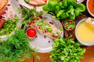 Gürcü mutfağı. Lavaş ekmeği, satsebeli sosu ve bir tabakta servis edilen sebzeli kuzu pirzolası..