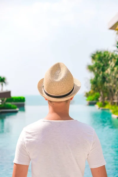 Sommarsemester, resor, turism och semester koncept. Pojke i hatt på en strand eller nära poolen. — Stockfoto
