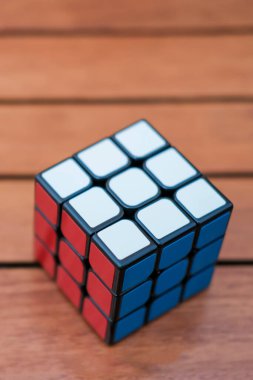 Ahşap arka planda Rubiks küpü. Kapatın. Uzay afişini kopyala. Ahşap arka planda renkli bir oyuncak.