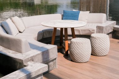 Havuzun yanındaki otelde dinlenme odası. - Boş zaman. Otel işi, seyahat konsepti, seyahat. Boş koltuklar.