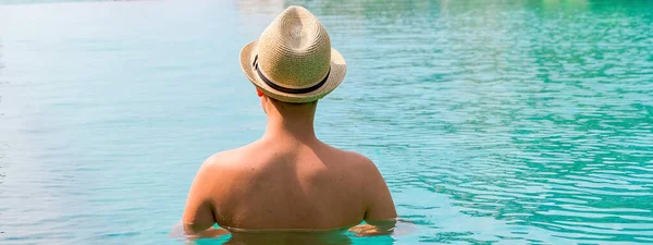 Feliz adolescente de vacaciones en la piscina de agua azul. Vista desde atrás. Copiar banner de espacio. — Foto de Stock