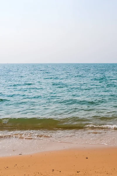 Karibiska stranden med gyllene sand, smaragdvatten och blå himmel med moln. Tomma stranden. Kopiera rymdbanderoll. — Stockfoto