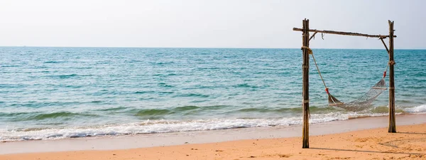 Romantisk mysig hängmatta på den tropiska stranden vid havet. Lugn och ro i havet. Slappna av, resekoncept, resor. — Stockfoto