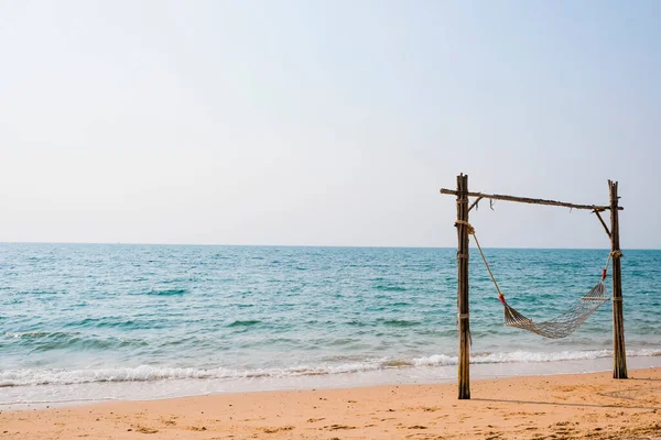 Romantikus hangulatos függőágy a trópusi tengerparton. Békés tengerpart. Pihenés, utazás, utazás. — Stock Fotó