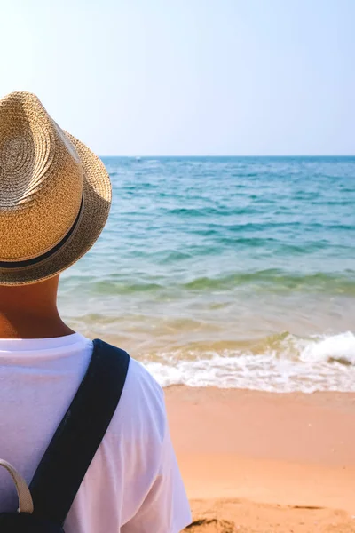 Sommarsemester, resor, turism och semester koncept. Pojke i hatt på en strand eller nära poolen. Banderoll. — Stockfoto