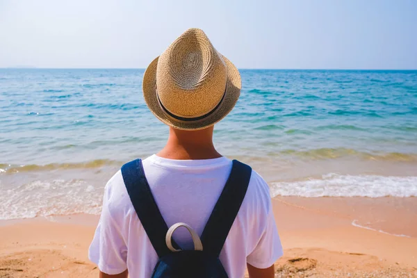 Sommarsemester, resor, turism och semester koncept. Pojke i hatt på en strand eller nära poolen. Banderoll. — Stockfoto
