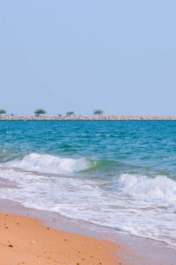 Altın kumlu Karayip plajı, zümrüt suyu ve bulutlu mavi gökyüzü. Boş kumsal. Boşluk afişini kopyala.