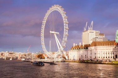 Gün batımında Londra. Londra gözü. Turizm, seyahat konsepti, seyahat. İngilizce geleneksel biuldings.