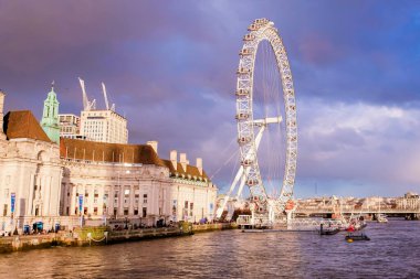 Gün batımında Londra. Londra gözü. Turizm, seyahat konsepti, seyahat. İngilizce geleneksel biuldings.
