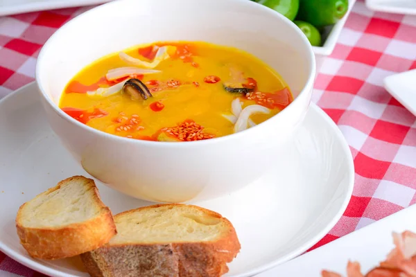 Традиційна італійська кухня, італійська концепція. Морський суп з їжею в мисці на столі.. — стокове фото