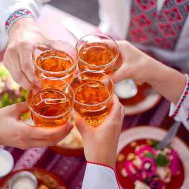 Ukrayna 'nın doğum günü partisi. Geleneksel kıyafetler içindeki aile birlikte akşam yemeği yer. Ukrayna kültürü ve Ukrayna kavramı.