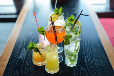 Yaz mevsiminde bardaki ahşap masada birkaç kokteyl içilir. Yaz mevsimi alkollü içecekler bir barda ya da restoranda.