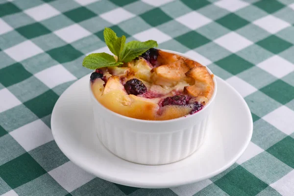 Läcker Äppelpajdessert Serveras Liten Vit Skål Över Träbord Med Grön — Stockfoto