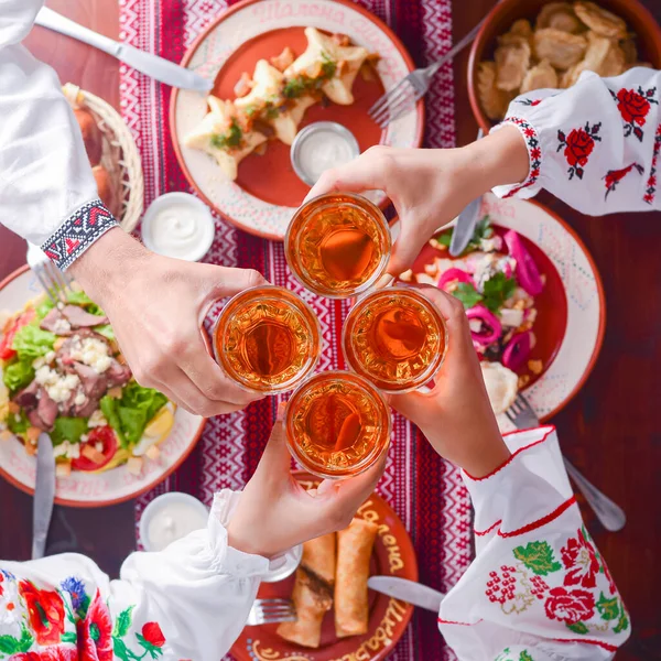 Ukrainische Geburtstagsfeier Familie Traditioneller Kleidung Isst Gemeinsam Abend Ukrainische Kultur — Stockfoto