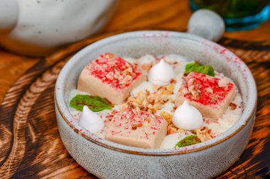 Kafkas tatlıları. Tatlı. Gürcistan mutfağı. Çikolatalı dondurma ve kasede meyve. Koyu kırsal ahşap masada servis edilir..