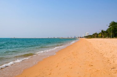 Altın kumlu Karayip plajı, zümrüt suyu ve bulutlu mavi gökyüzü. Boş kumsal. Sakin denizin üzerindeki güzel mavi gökyüzü ve güneş ışığı yansıması. Rahatla, seyahat konsepti, seyahat. Boşluk afişini kopyala.