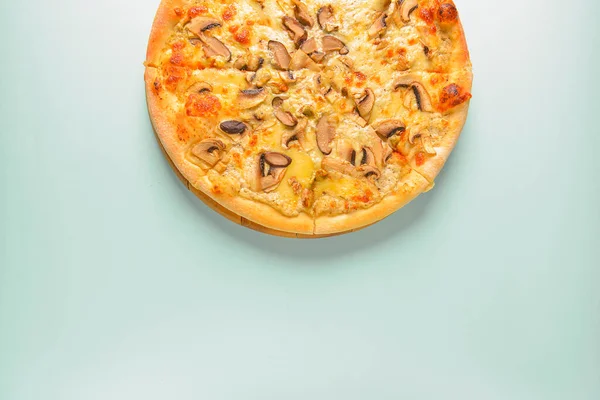 Grzybowa Pizza Wegetariańska Serwowana Drewnianej Desce Pastelowym Tle Niebieskiej Mięty — Zdjęcie stockowe