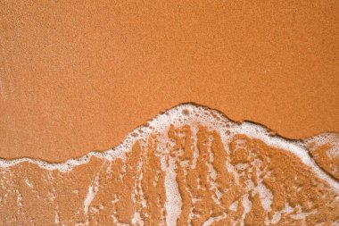 Beyaz köpük deniz dalgası, altın kum plajı, turkuaz okyanus suyu. Turist seyahat afişi tasarım şablonu, kopyalama alanı.