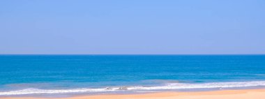 Dokunulmamış tropik plaj, turkuaz okyanus suyu. Yaz tatili konsepti. Turizm, seyahat konsepti. Boş sahil, insan yok. Pankart.