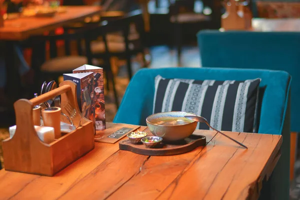 Eine Schüssel Leckere Gemüsesuppe Auf Einem Schön Gedeckten Tisch Essen — Stockfoto