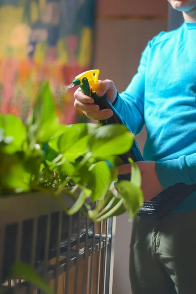 Mann Blauer Uniform Gießt Blumen Restaurant Kellner Bei Der Arbeit — Stockfoto