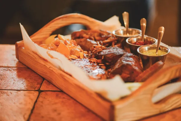美味的烤腌制牛排和烤蔬菜从一个夏天烧烤在一个餐厅的木板上 酱汁的混合物 餐厅服务 — 图库照片