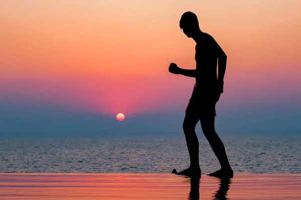 Ein Kleiner Junge Einem Pool Genießt Den Sonnenuntergang Menschliche Silhouette — Stockfoto