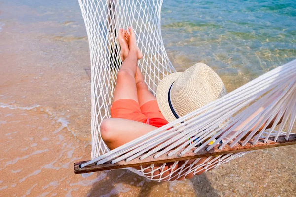 Ragazzo Con Piedi Sabbiosi Sdraiato Amaca Sulla Spiaggia Amaca Accogliente — Foto Stock