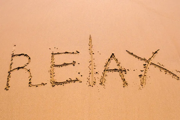 言葉砂の中に書かれた手をリラックス 夏はビーチで砂の質感を閉じます 休日の概念は 空のビーチ バナー — ストック写真