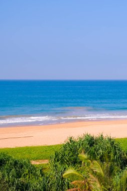 Altın kumlu Karayip plajı, zümrüt suyu ve bulutlu mavi gökyüzü. Boş kumsal. Sakin denizin üzerindeki güzel mavi gökyüzü ve güneş ışığı yansıması. Rahatla, seyahat konsepti, seyahat. Boşluk afişini kopyala.