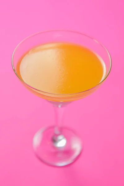 Hideg Nyári Sárga Alkohol Martini Koktél Egy Martini Pohár Elszigetelt — Stock Fotó