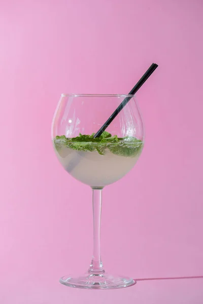 Mojito Alcohol Cocktail Tropische Drank Met Ijs Munt Limoen Pastelroze — Stockfoto