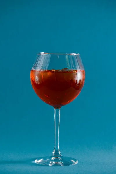 红色热带酒精鸡尾酒 隔离在带有复制空间的淡蓝色背景上 酒杯中的水果鸡尾酒 — 图库照片