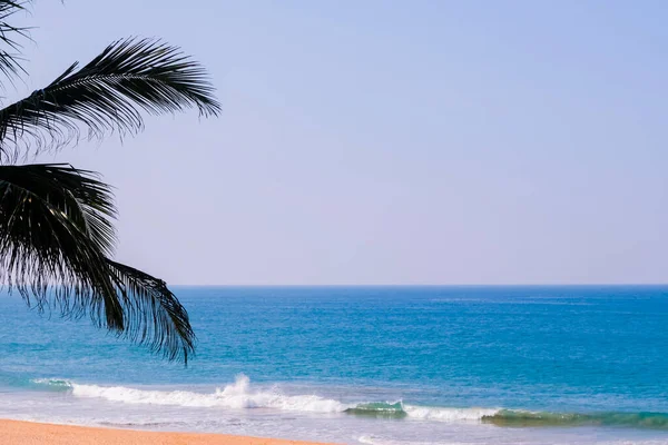 Карибский Пляж Золотым Песком Изумрудной Водой Голубым Небом Облаками Пустой — стоковое фото