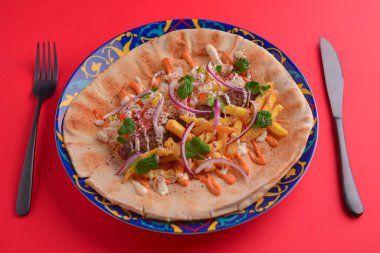 Shawarma lavaş ekmeği, bir rulo taze lavaş (pita ekmeği) tavuklu shawarma falafel. Lavaş ekmeği, ızgara et, sebze, peynir. Geleneksel atıştırmalıklar siyah çatal bıçakla servis edilir..