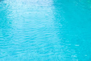 Güzel ferahlatıcı mavi yüzme havuzu suyu. Yaklaş, seçici odaklanma. Mavi arka plan. Pankart.