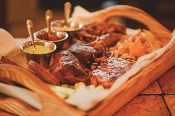 Heerlijke Gegrilde Gemarineerde Steaks Geroosterde Groenten Van Een Zomerse Bbq — Stockfoto