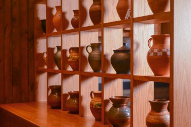 Kil sürahiler, rafta eski seramik vazolar. Güzel el yapımı sürahiler. Ukrayna tarzı, Ukrayna konsepti. Ulusal Geleneksel İçişleri.