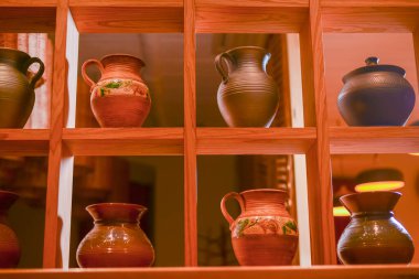 Kil sürahiler, rafta eski seramik vazolar. Güzel el yapımı sürahiler. Ukrayna tarzı, Ukrayna konsepti. Ulusal Geleneksel İçişleri.