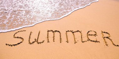 Kelime Yaz eli bir deniz dalgası ile kuma yazılmış. Yazın kumsaldaki kum dokusunu kapat. Tatil, tatil konsepti, boş plaj. Pankart.