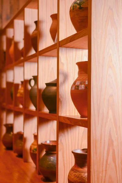 Kil sürahiler, rafta eski seramik vazolar. Güzel el yapımı sürahiler. Ukrayna tarzı, Ukrayna konsepti. Ulusal Geleneksel İçişleri.