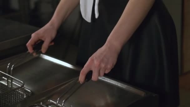 漂亮的红头发女人穿着裙子 膝盖高的袜子在厨房里做饭 制作快餐的过程 在厨房里做饭的性感女人漂亮的成年姑娘 穿着性感的衣服 — 图库视频影像